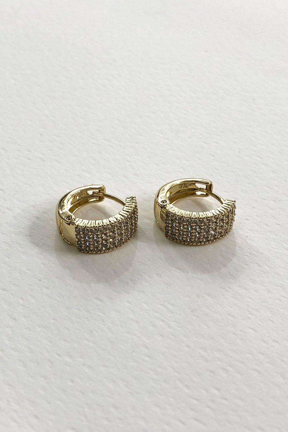 Zirkon Taşlı Gold Detaylı Minimal Küpe