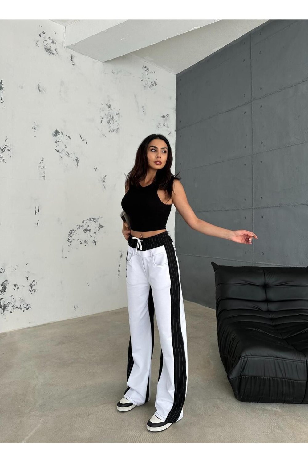BEYAZ BAGGY PANTOLON YANLARI SİYAH DETAY ŞERİTLİ BELİ LASTİKLİ