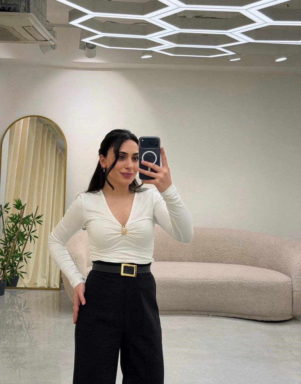 V Yaka Broş Detaylı Bluz Beyaz