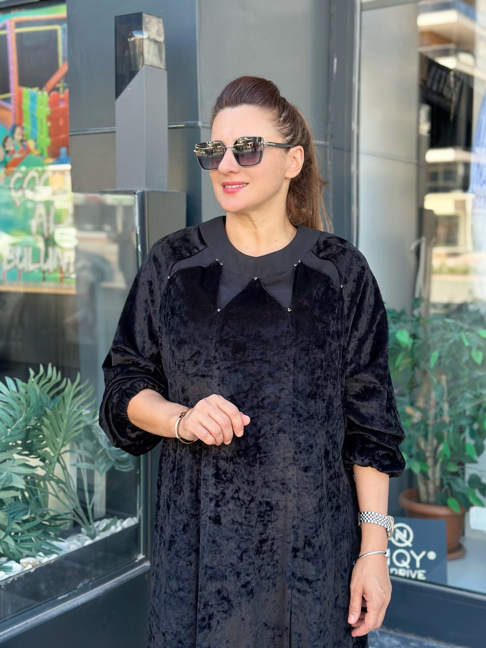 ÇİFT KATLI YAKASI TAŞ AKSESUARLI KADİFE DETAYLI MOSS ELBİSE
