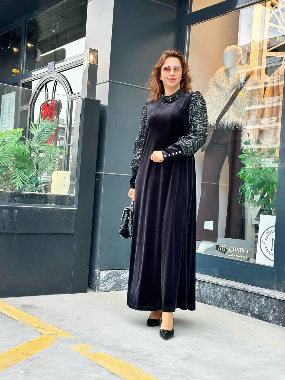 Kadife Kolları Güpürlü İşlemeli Elbise Siyah