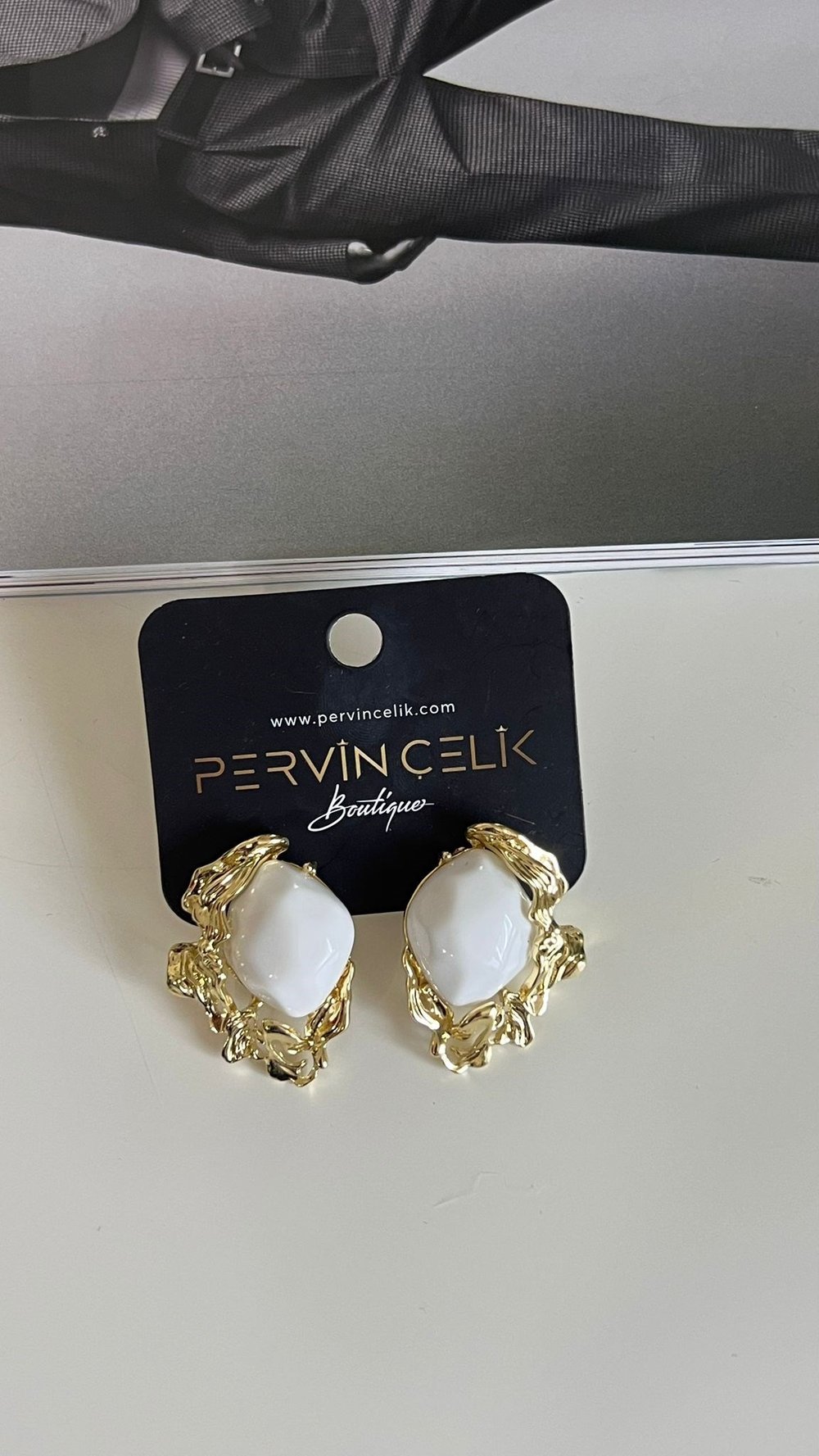 Beyaz Gold Detaylı Tasarım Küpe