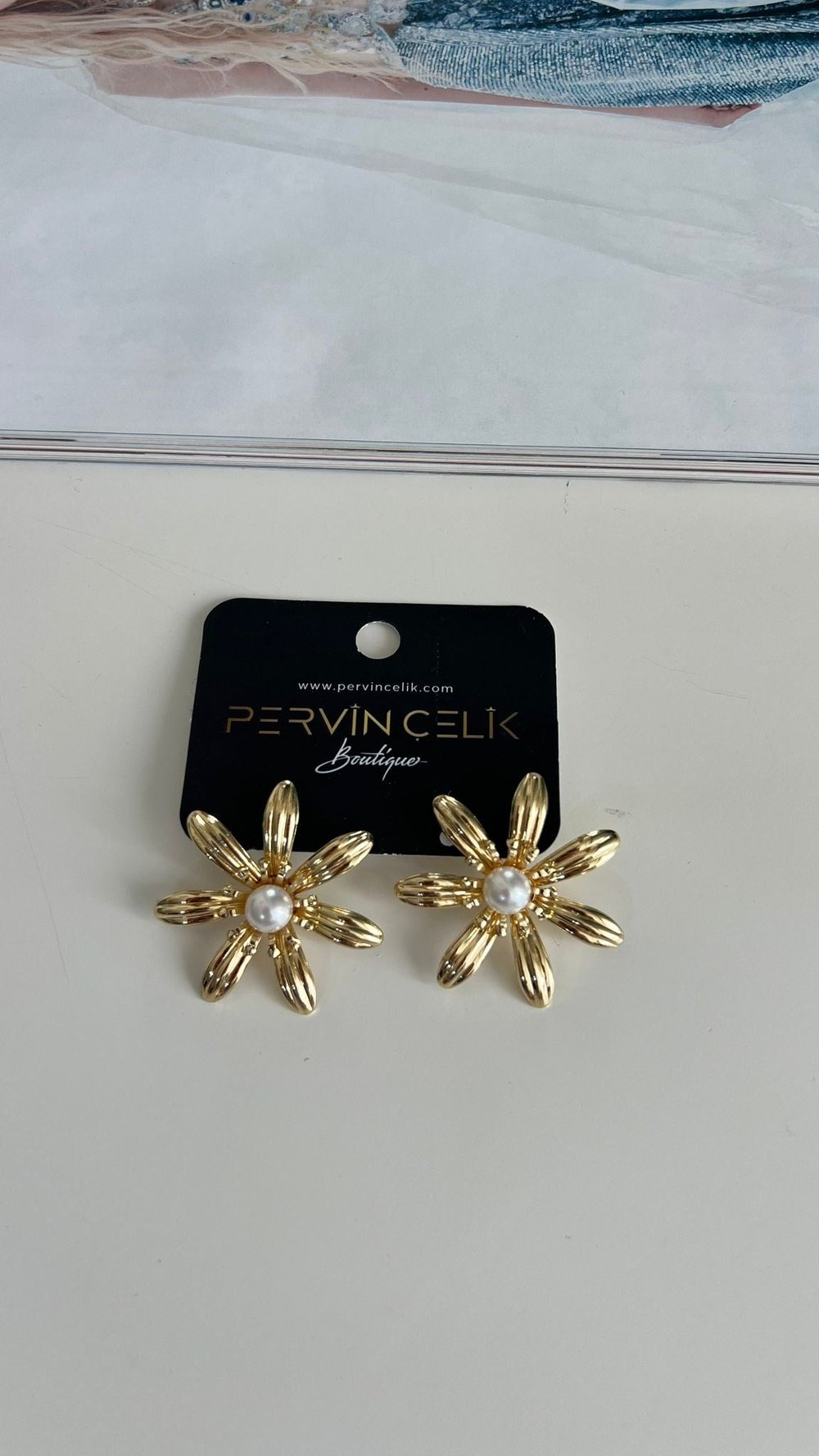 Gold Çiçek Formunda İnci Detaylı Tarz Küpe