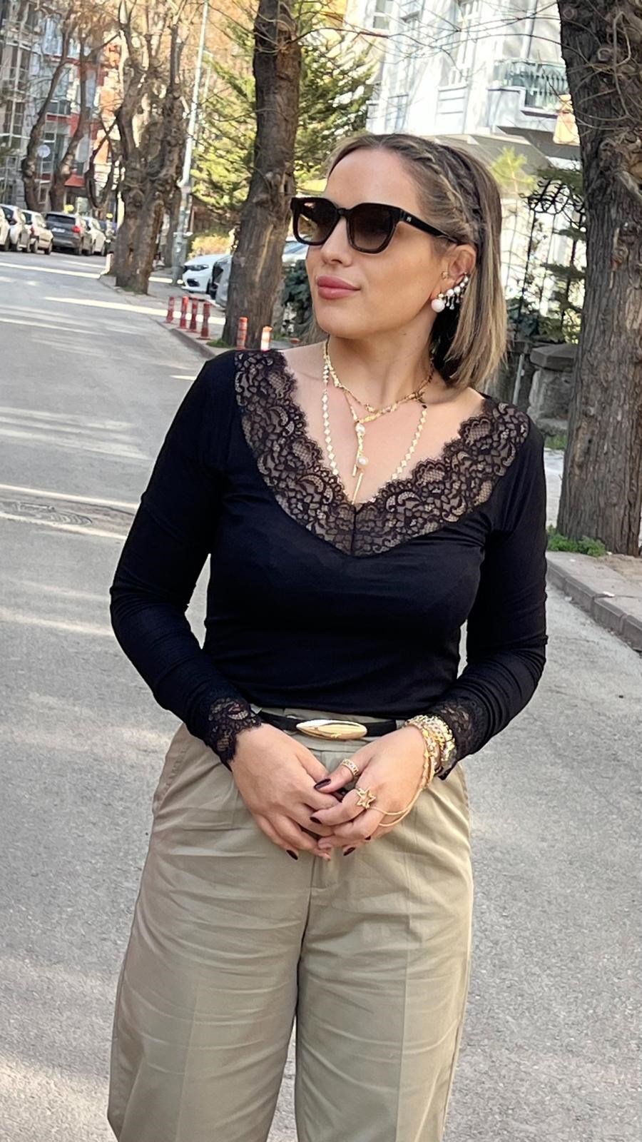 V Yaka Kolları ve Yakası Dantel Detaylı Bluz Siyah