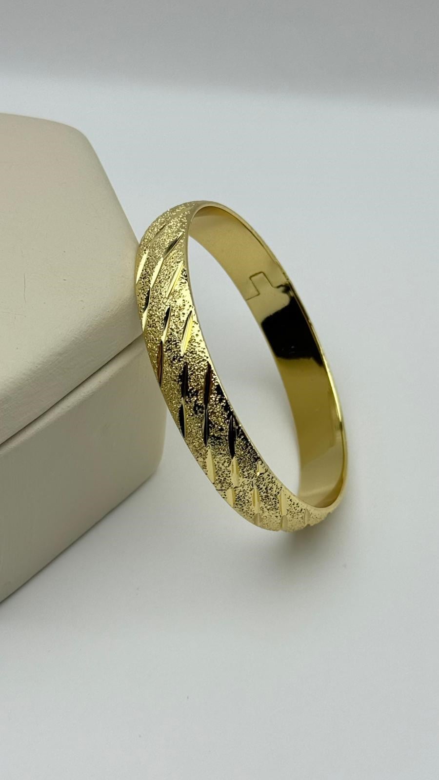 Cm 14K Gold Kelepçe