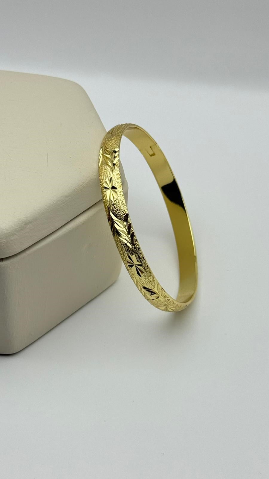 Cm 14K Gold Kelepçe