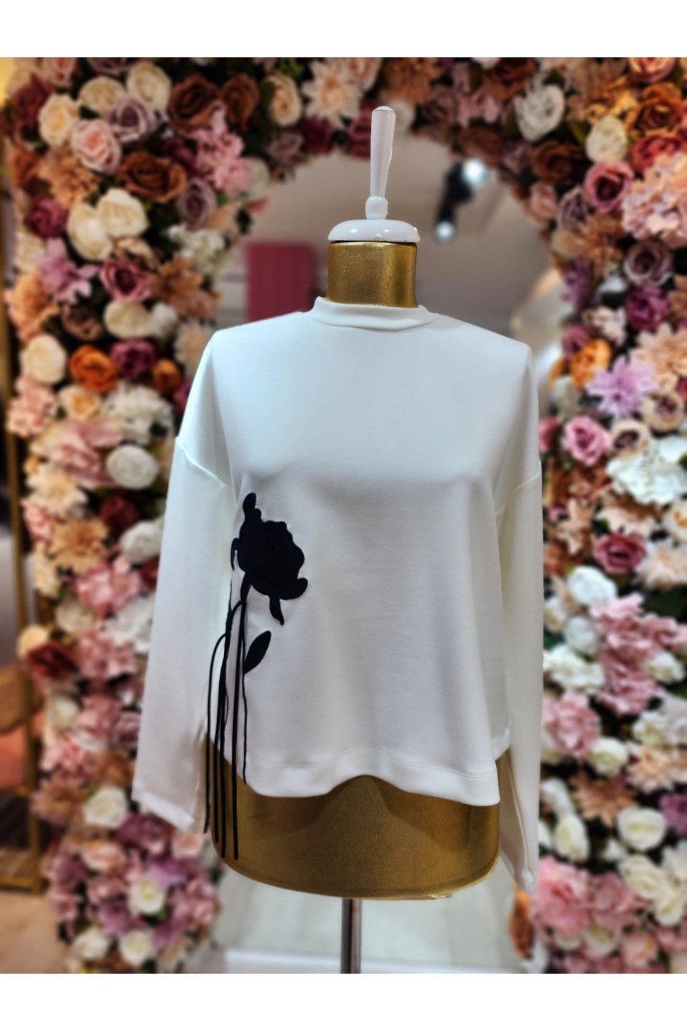 kadın ekru lacivert çiçek detaylı sweatshirt