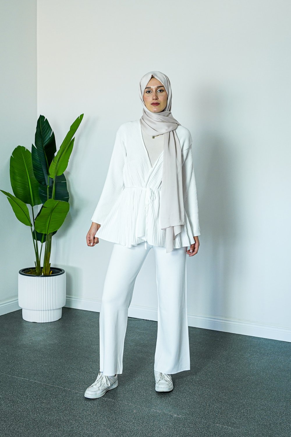 SHENAY Soft Harmony Tesettür İkili Takım V Yaka Kuşaklı 4 Mevsim Rahat Kalıp - Beyaz