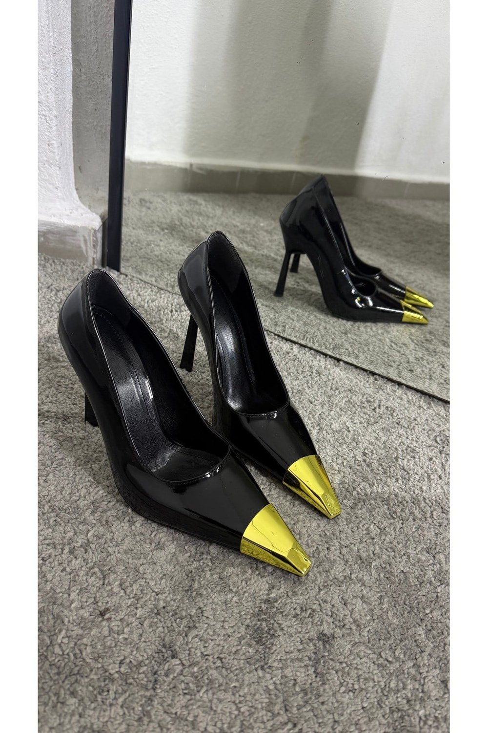 Siyah Rugan Kadın Gold Detay Topuklu Stiletto