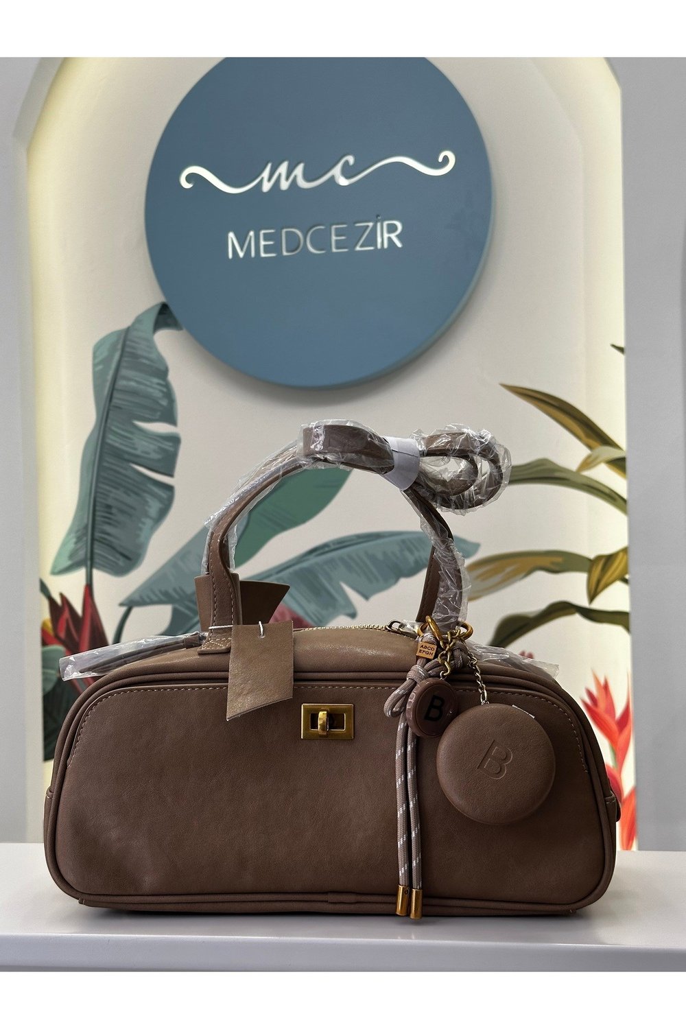 Ayna ve Charm Detaylı Çanta
