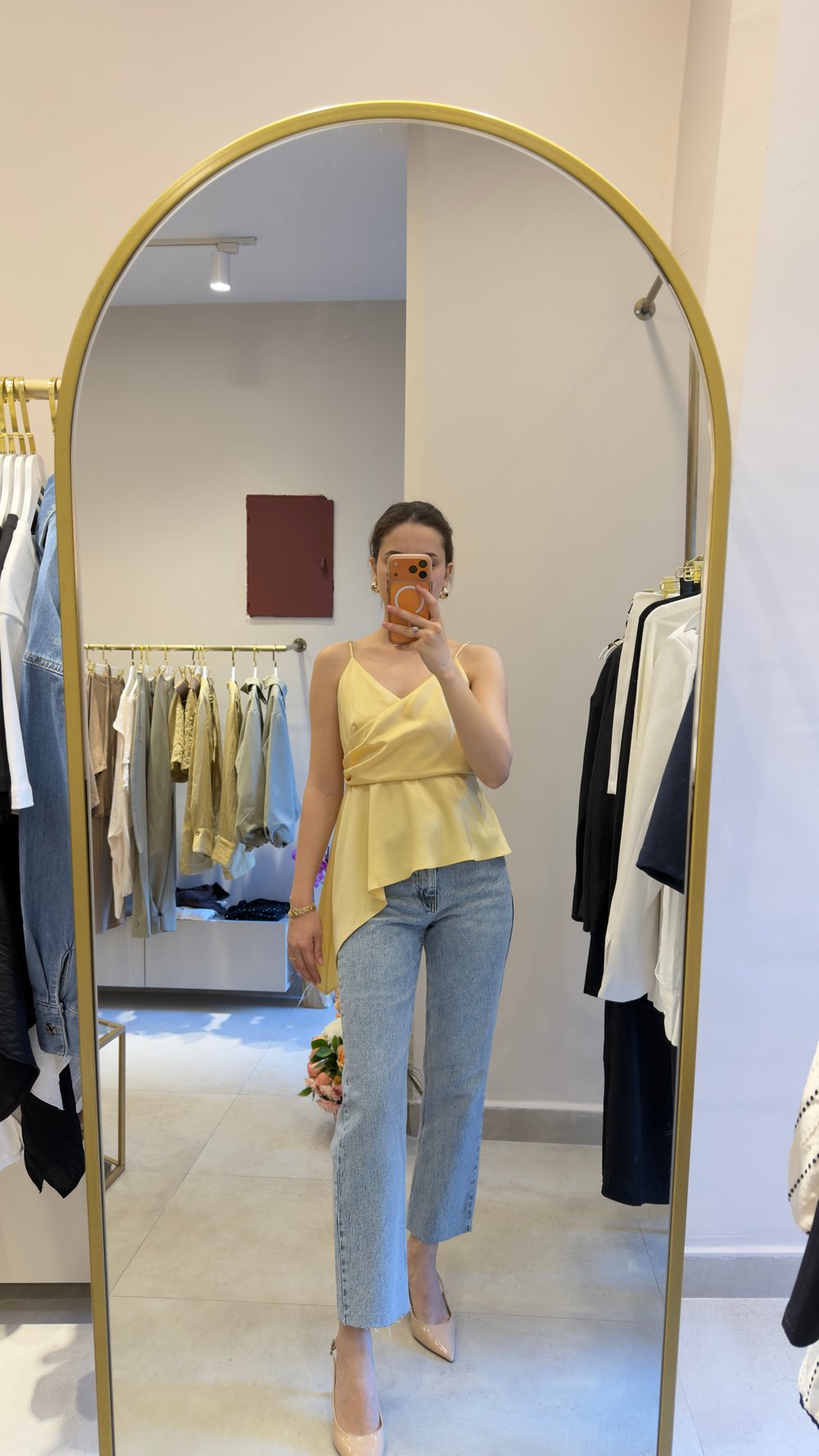 SARI SATEN DETAYLI ASKILI BLUZ