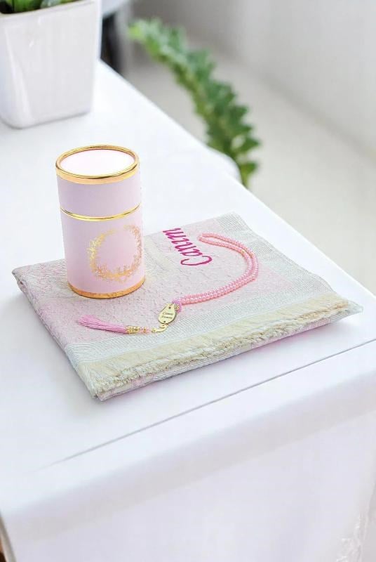 Canım Anneme İsim Nakışlı Seccade ve İnci Tesbihli Özel Silindir Kutulu Set