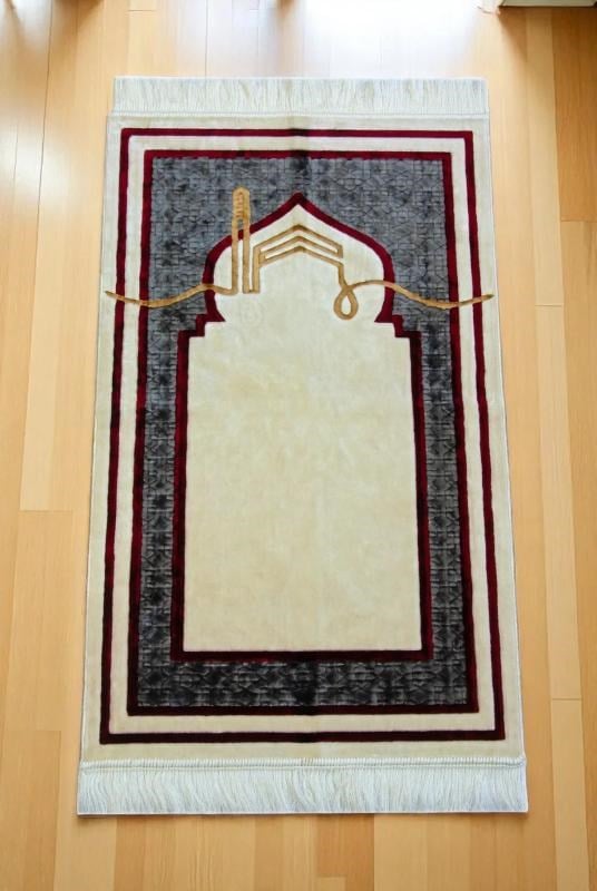 Kabe Detaylı Lüks Kaymaz Tabanlı Kadife Seccade