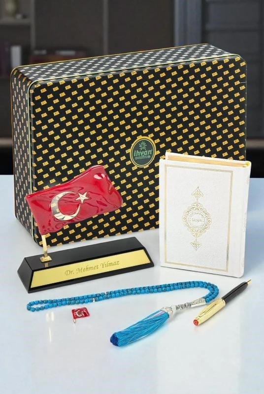 Kişiye Özel Ofis Masaüstü Türk Bayraklı İsimlik, Kuranı Kerim, Kalem, Rozet ve Tesbih Kurumsal Hediyelik Set