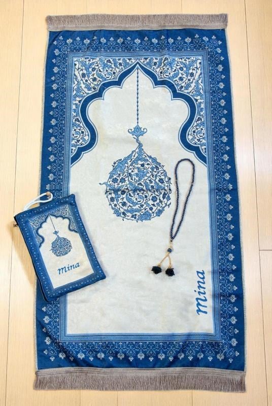 Nakış İşlemeli İsimli Kadife İpek Dokulu Mihrap Desenli Keseli İnci Tesbihli Seccade Mavi