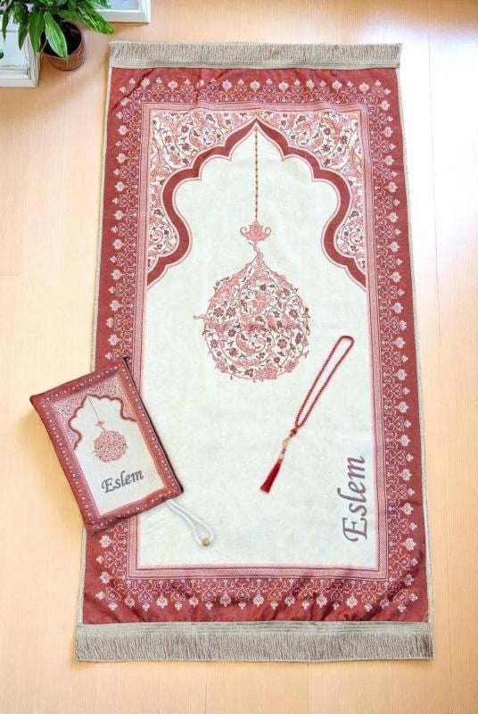 Nakış İşlemeli İsimli Kadife İpek Dokulu Mihrap Desenli Keseli İnci Tesbihli Seccade Kırmızı