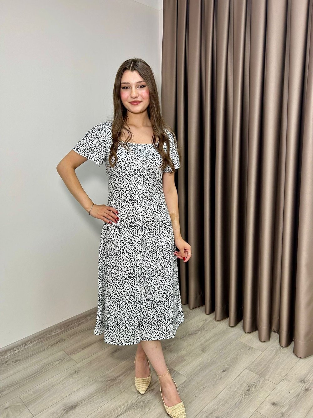 DÜĞME DETAYLI DESENLİ ELBİSE