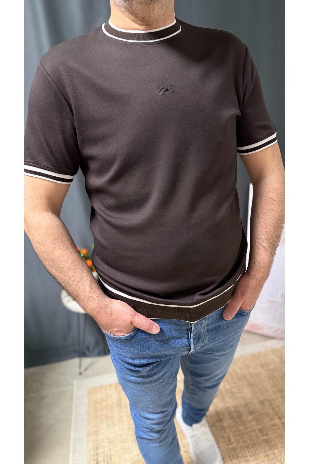 HUMBLE / HUSTLE , BISIKLET YAKA, BELİ VE KOLU DETAYLI, FIT KESIM TIŞÖRT