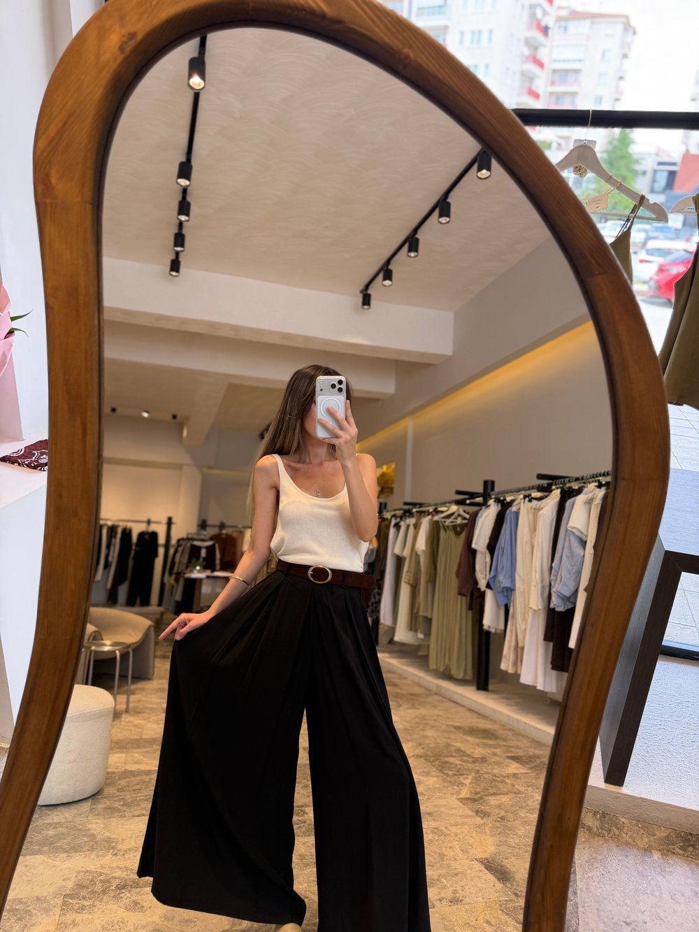 Siyah Kemerli Etek Pantolon