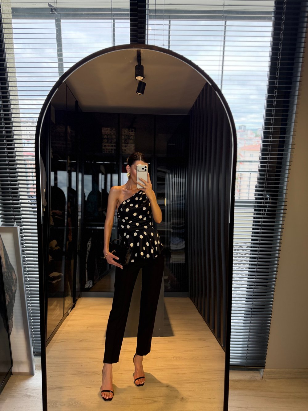 Siyah Paça Yırtmaçlı Fit Pantolon 