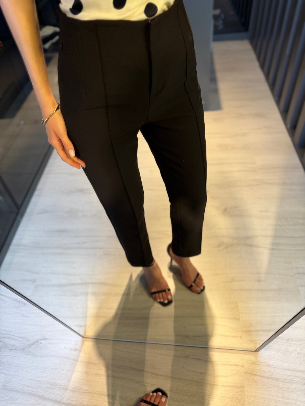 Siyah Paça Yırtmaçlı Fit Pantolon 