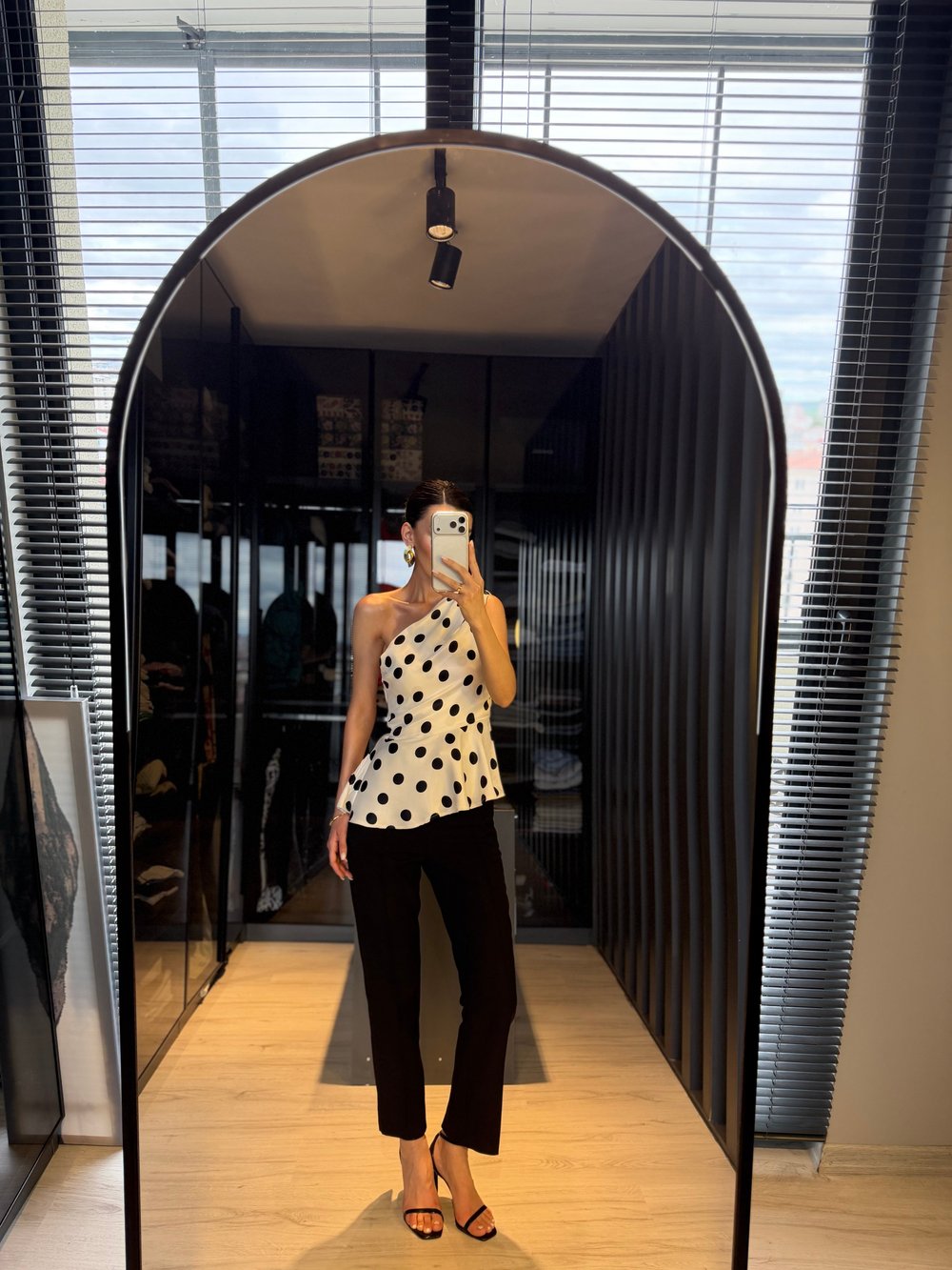 Siyah Paça Yırtmaçlı Fit Pantolon 