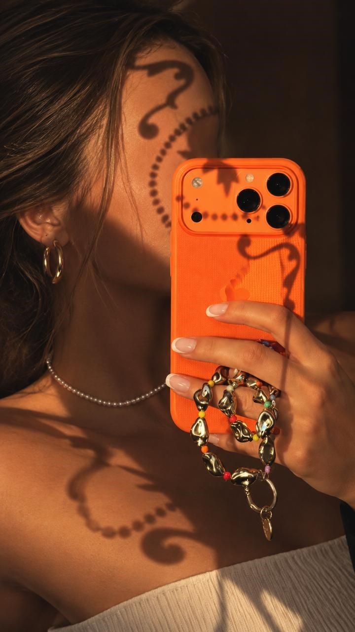 Gold Metalik Boncuklu Telefon Charmı – Renkli Boncuk Detaylı Telefon Askısı ve Telefon Aksesuarı