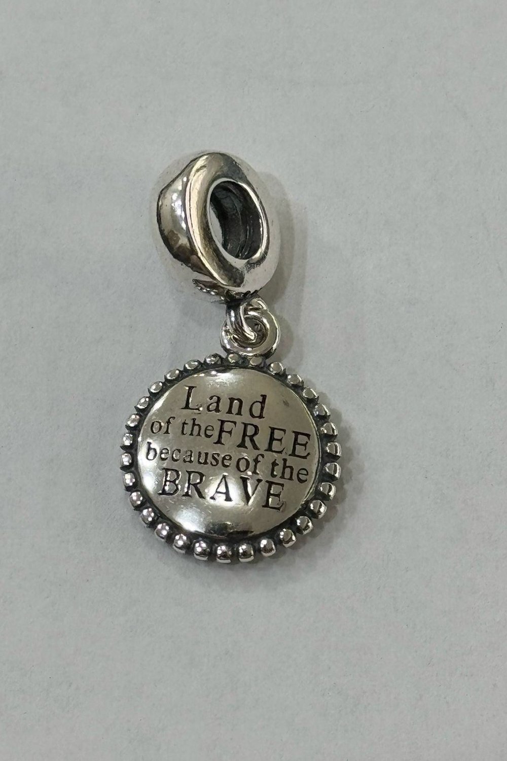 Cesur Sallantılı Charm