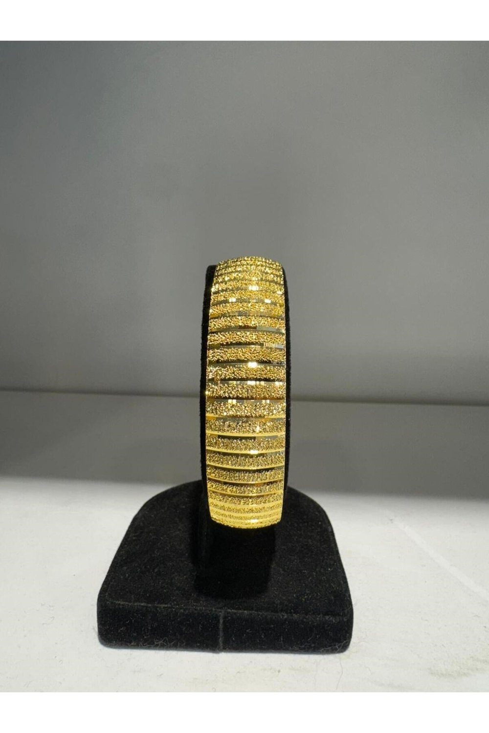 22 Ayar Altın Kaplama Elmas Gravür Yan çizgi Model Bilezik 1.5 cm en 1 Adet