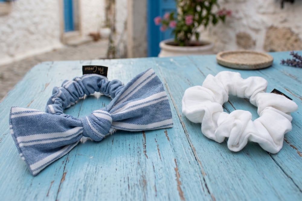 Bow Bomb Serisii: Müslin Dokulu Gök Mavisi Çizgili 2'li Scrunchie ve Fiyonk Seti
