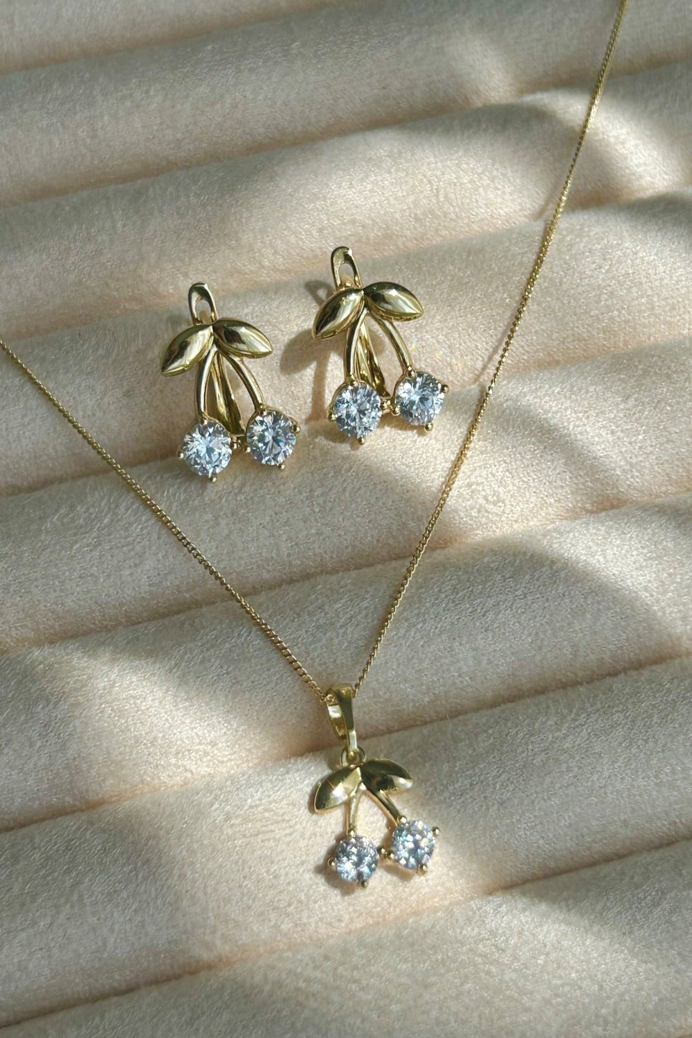 Özel Seri 14K Altın Kaplama Kirazlı Kolye ve Küpe Kadın Set Takı (Birinci Sınıf Kalite/Kararmaz/Paslanmaz) - 24cm