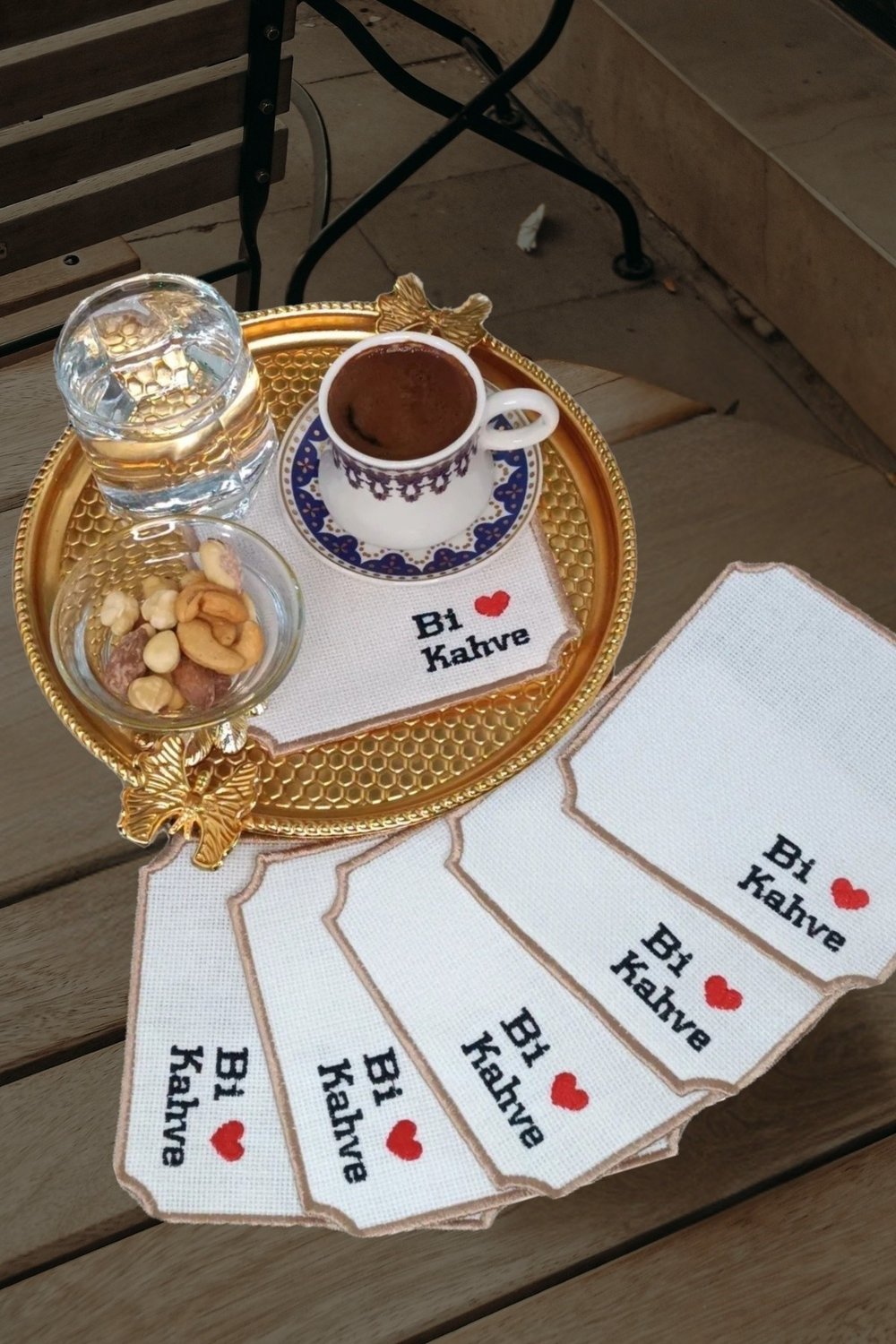 Bi Kahve 6 Adet Keten Kumaş Üzeri Nakışlı Kahve Yanı Sunumluk Kokteyl Peçetesi & Bardak Altlığı