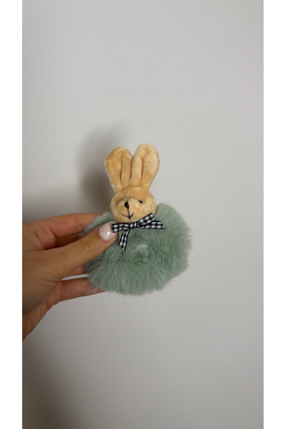 Peluş Tavşan Figürlü Saç Lastiği – Sevimli Tüylü Scrunchie Toka