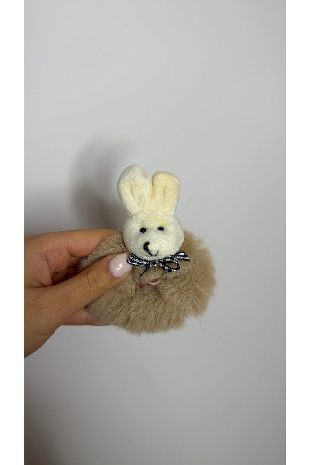 Peluş Tavşan Figürlü Saç Lastiği – Sevimli Tüylü Scrunchie Toka