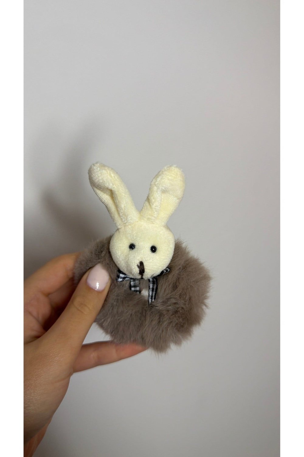 Peluş Tavşan Figürlü Saç Lastiği – Sevimli Tüylü Scrunchie Toka