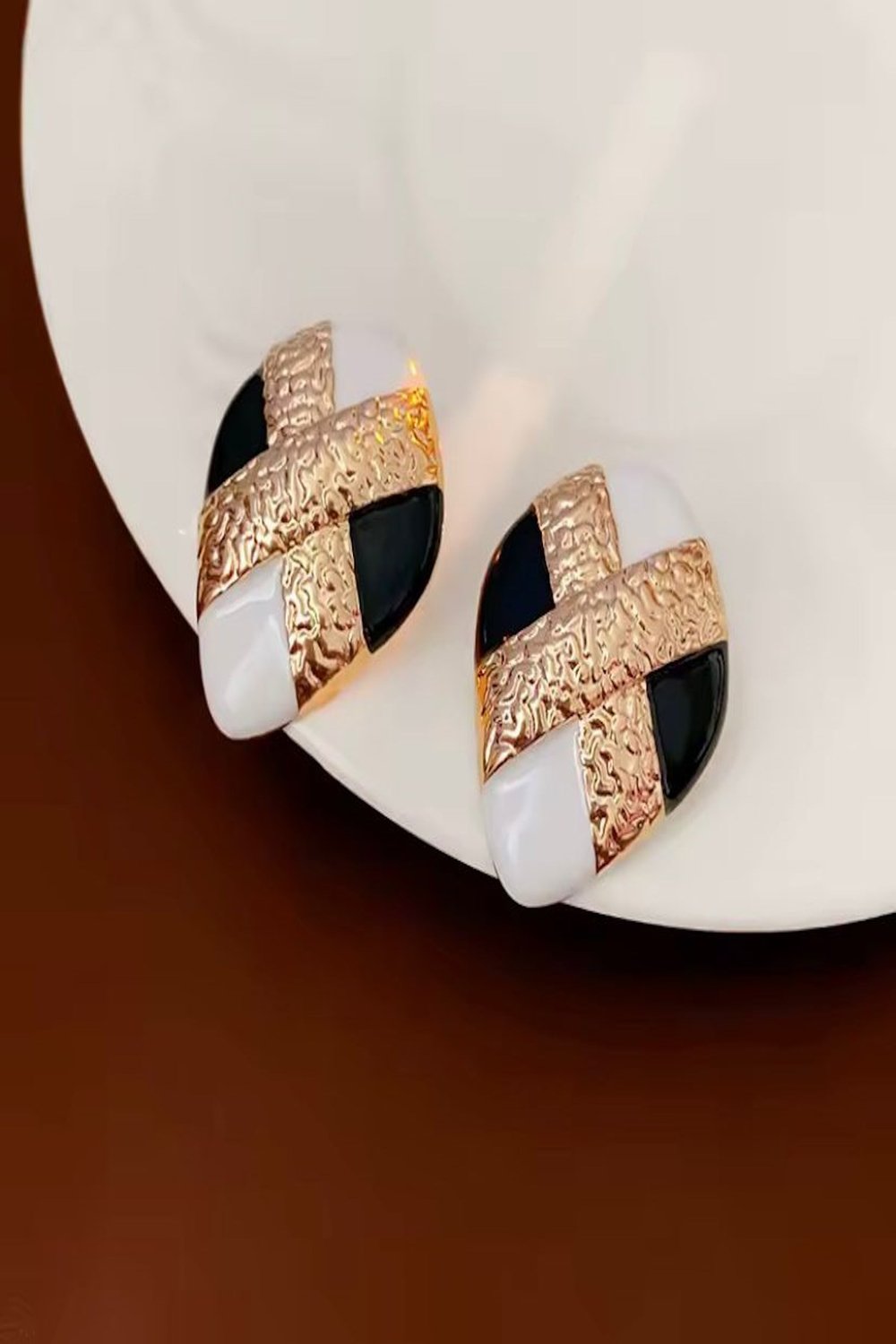 Kadın Küpe Özel Seri İthal Gold İşleme Siyah Beyaz Vintage Küpe