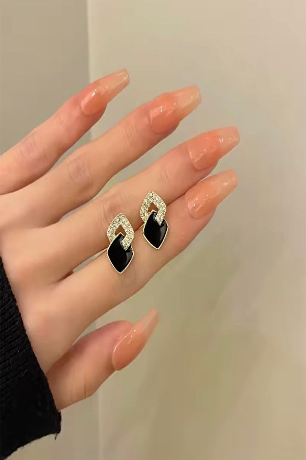 Kadın Küpe Özel Seri İthal Minimal Tasarım Zirkon Taş Siyah Küpe