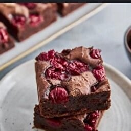 GLUTENSİZ VİŞNELİ BROWNİ