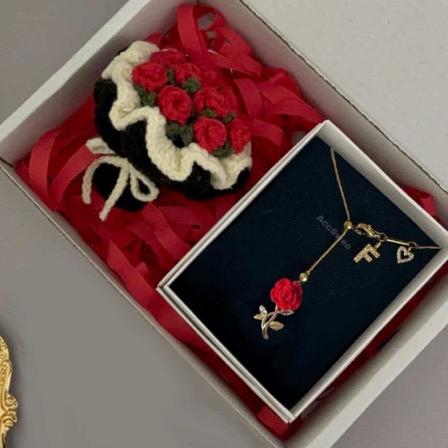 kalpli-gul-asansor-kolye-ve-gul-buketi-9-8fe9.jpeg