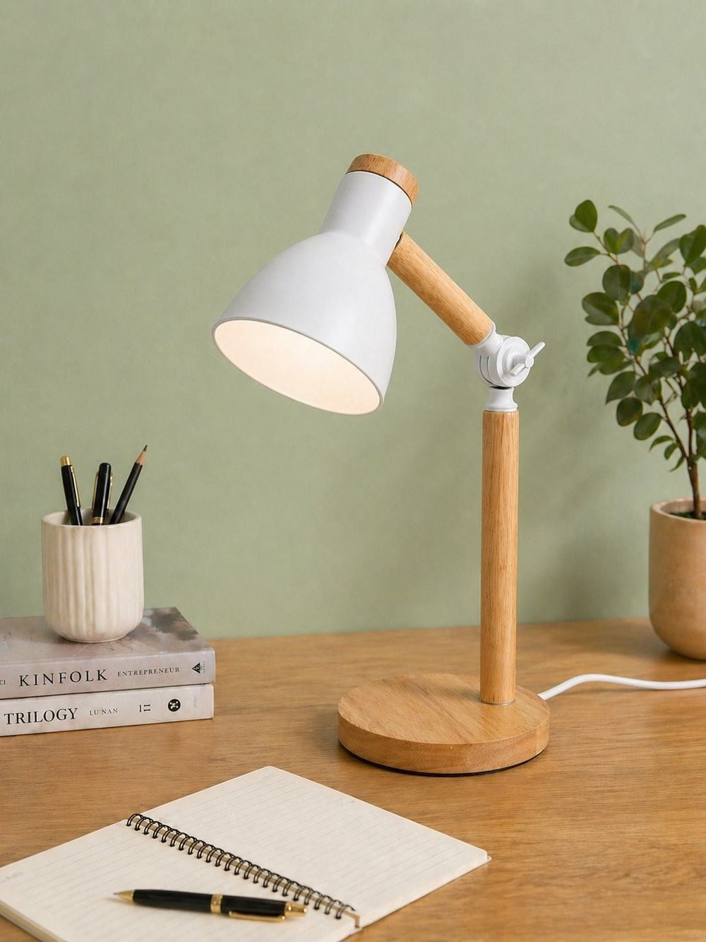 Modern Ahşap Masa Lambası Beyaz – Ayarlanabilir Başlıklı Çalışma Lambası