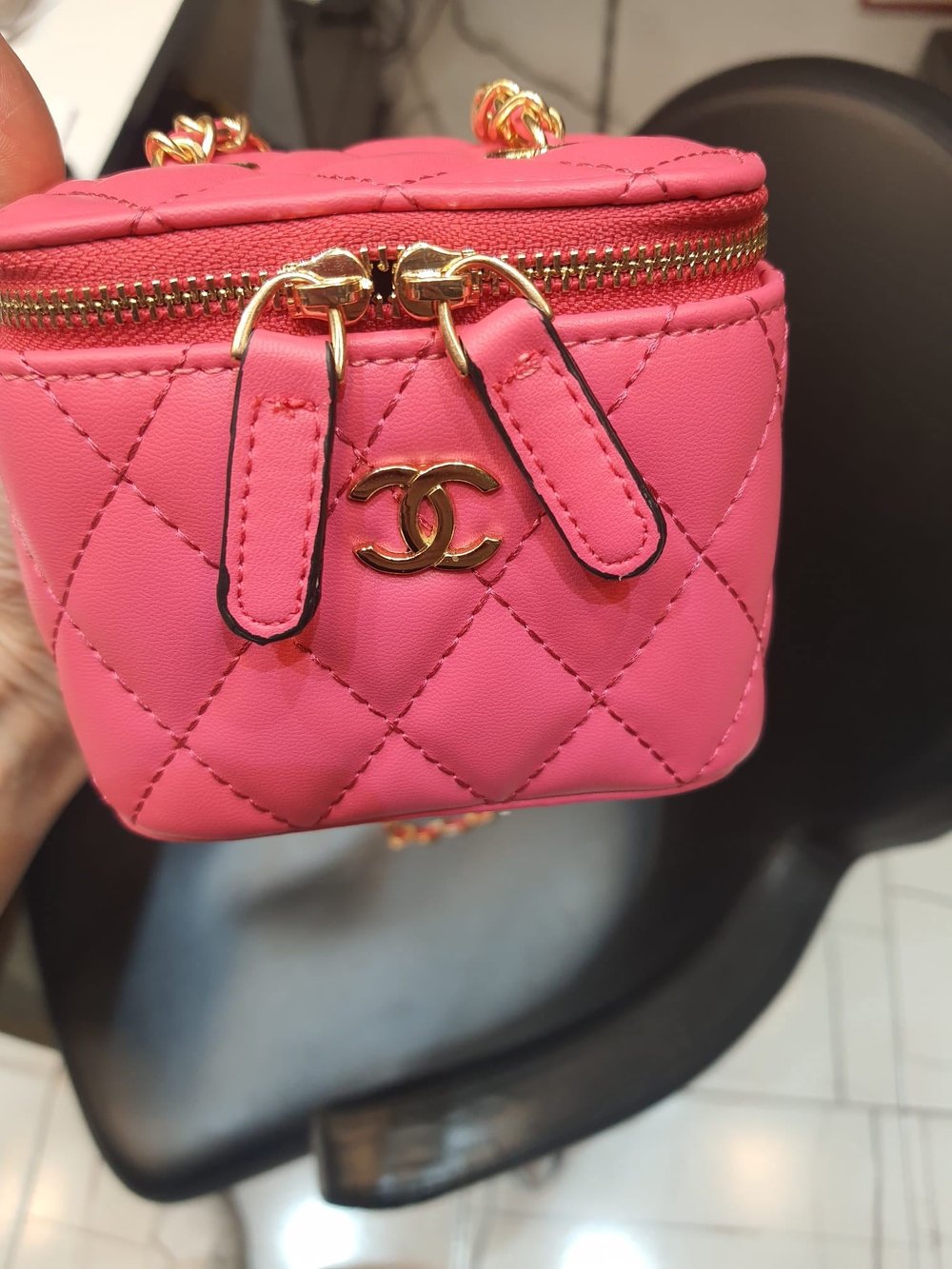 CHANEL DERİ TASARIM MAKYAJ ÇANTASI  PASLANMAZ ÇELİK/HAKİKİ DERİ KULLANILMIŞTIR.
