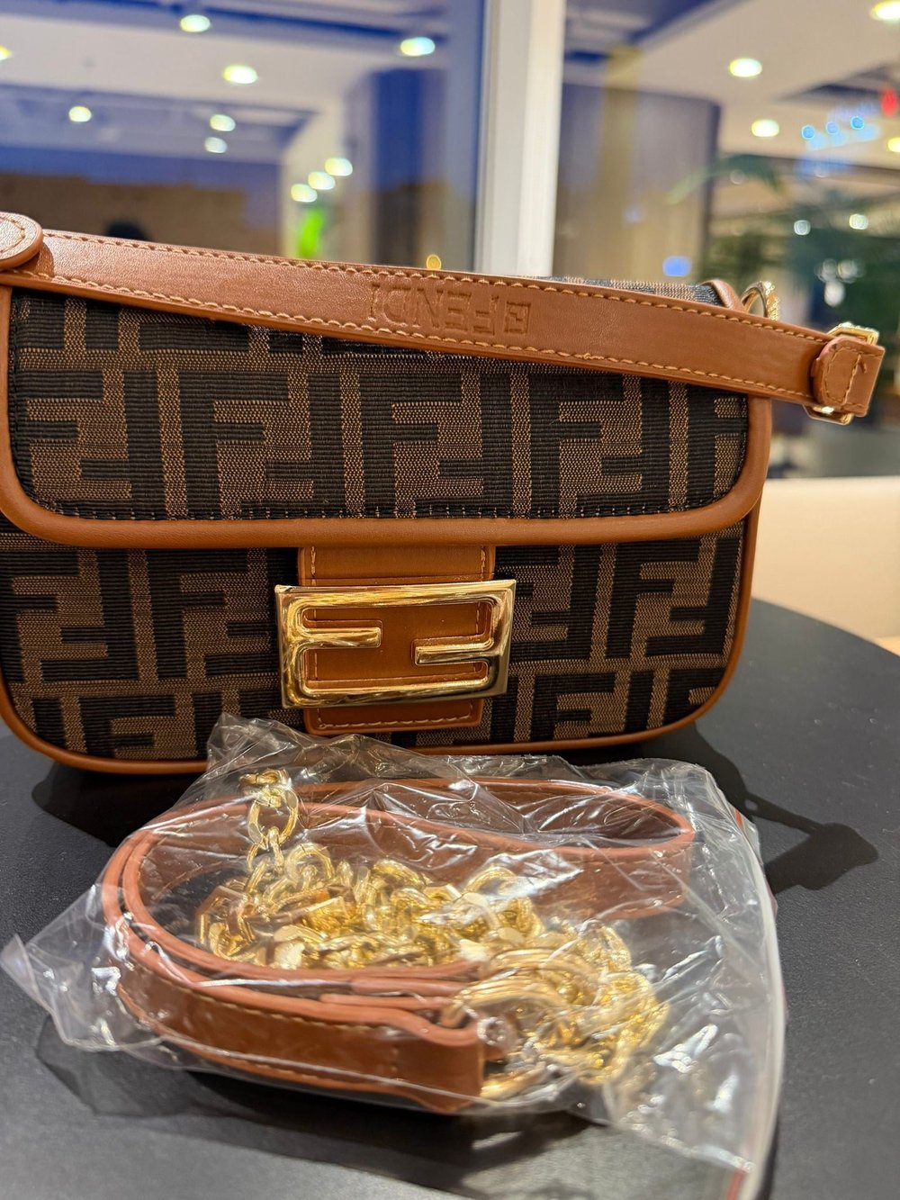 FENDİ İthal Paslanmaz çelik aksesuarlarla tasarlanmış  A+ kalite çift askılı çanta