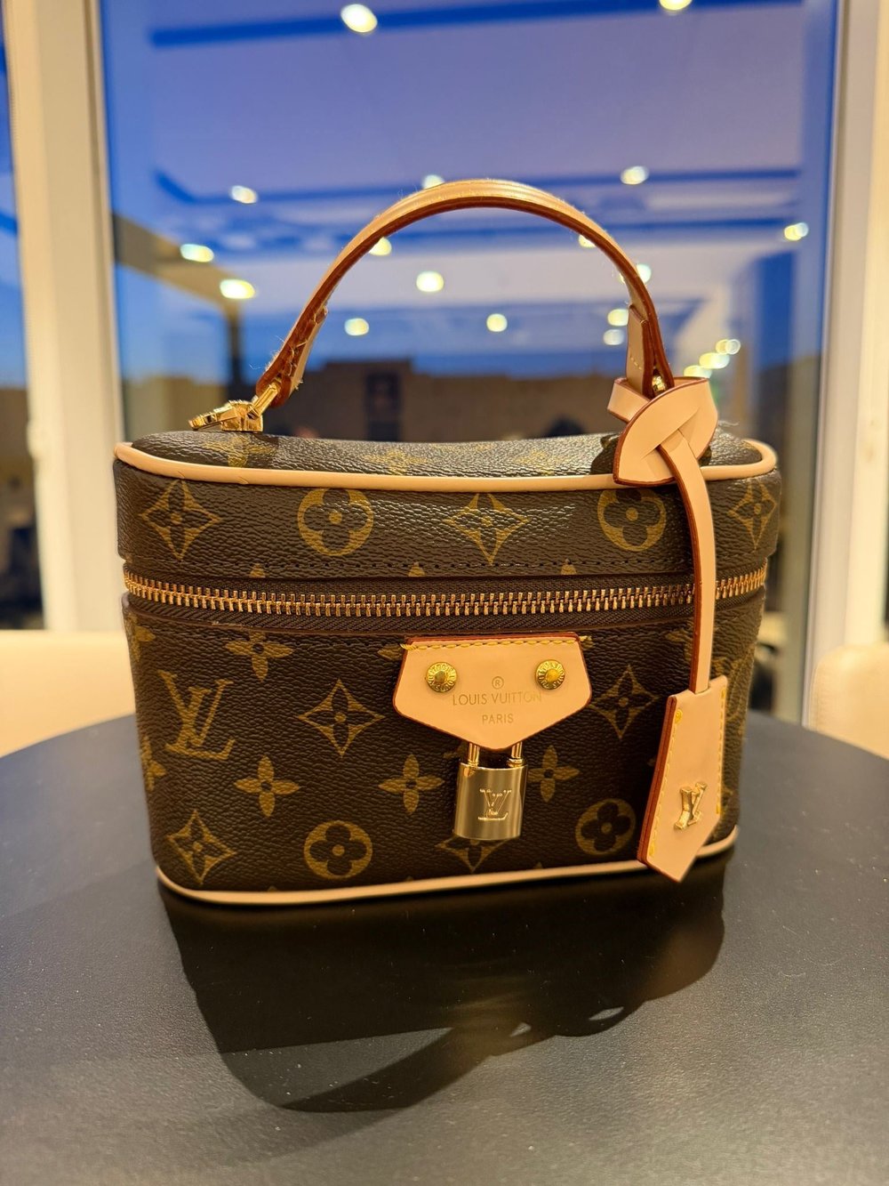 LOUIS VUITTON Hakiki deri paslanmaz çelik aksesuarlı çift askılı makyaj çantası