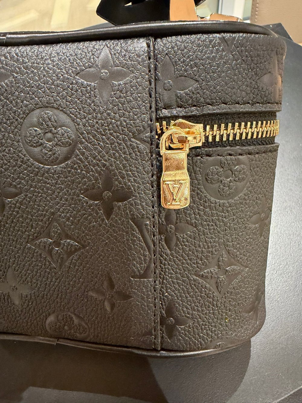 LOUIS VUITTON Hakiki deri paslanmaz çelik aksesuarlı çift askılı çanta