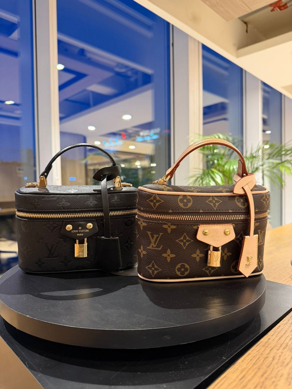 LOUIS VUITTON Hakiki deri paslanmaz çelik aksesuarlı çift askılı çanta