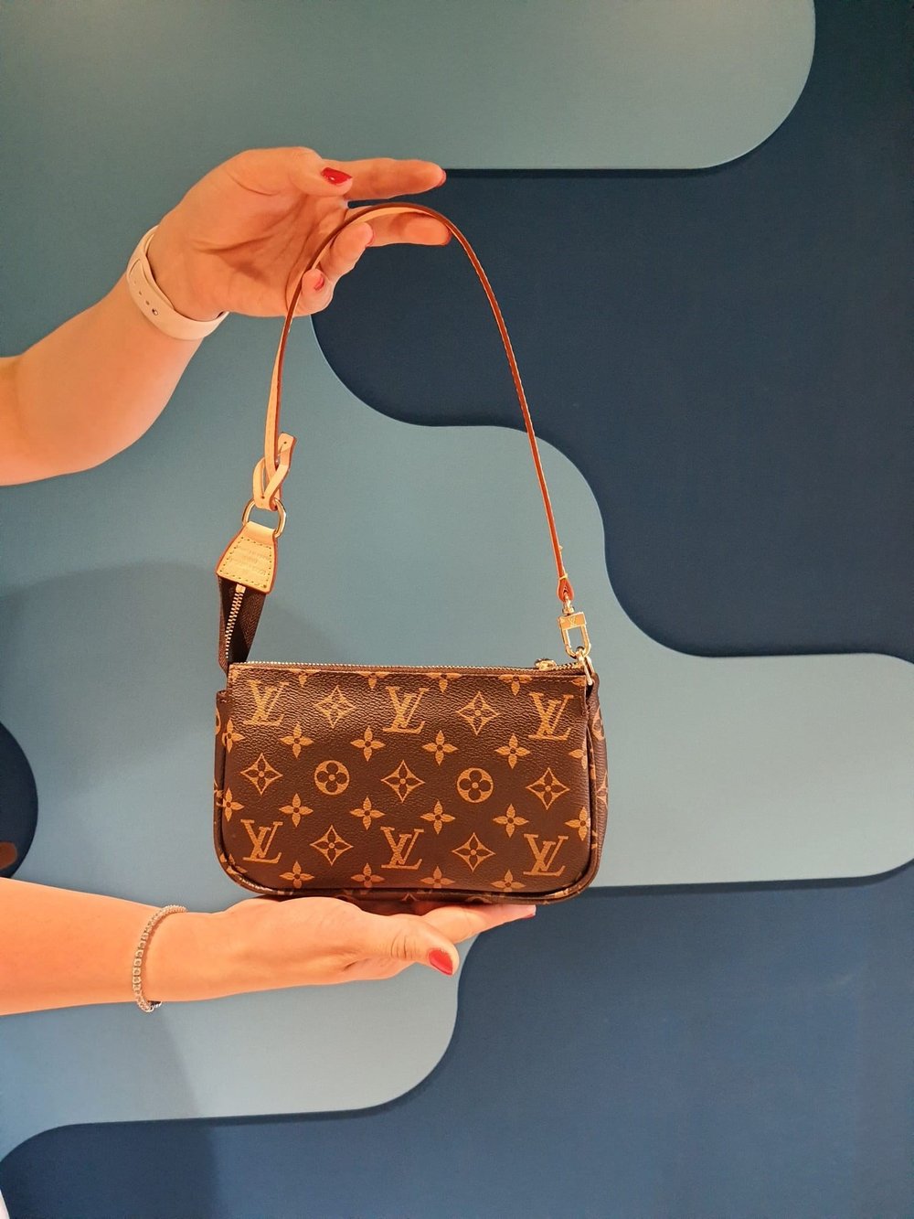 LOUIS VUITTON Kahverengi Deri Tasarım Ayarlanabilir Askılı Mini Çanta