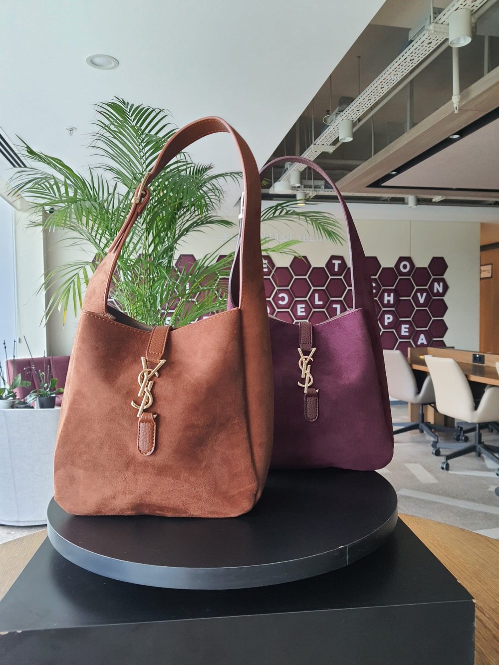 YVES SAINT LAURENT Süet Gold Aksesuarlı Toz Torbalı Çanta