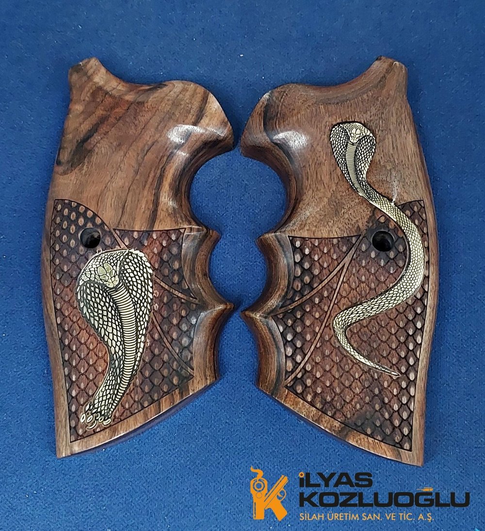Colt Python Cobra İşlemeli Özel Desen Ceviz Kabza