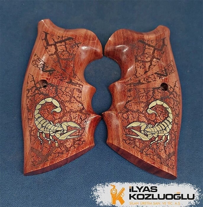 Colt Python Sarı Pirinç Akrep Logolu Tam Yüzey Çatlak Toprak Desenli Gül Ağacı Kabze