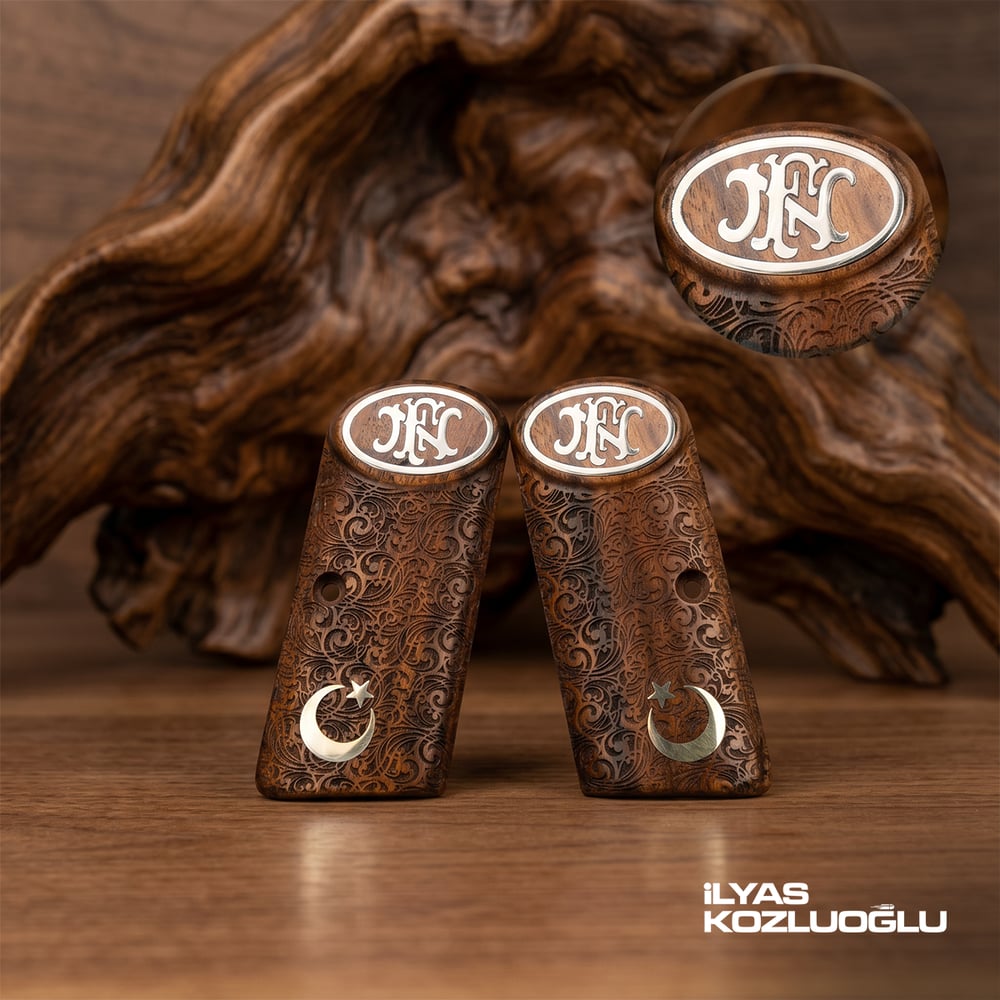 Browning FN 1922 Kısa Belçika Ceviz Kabza Tam Yüzey Sarmaşık Desen Üzeri Gümüş Renk Ay Yıldız ve Marka Logolu